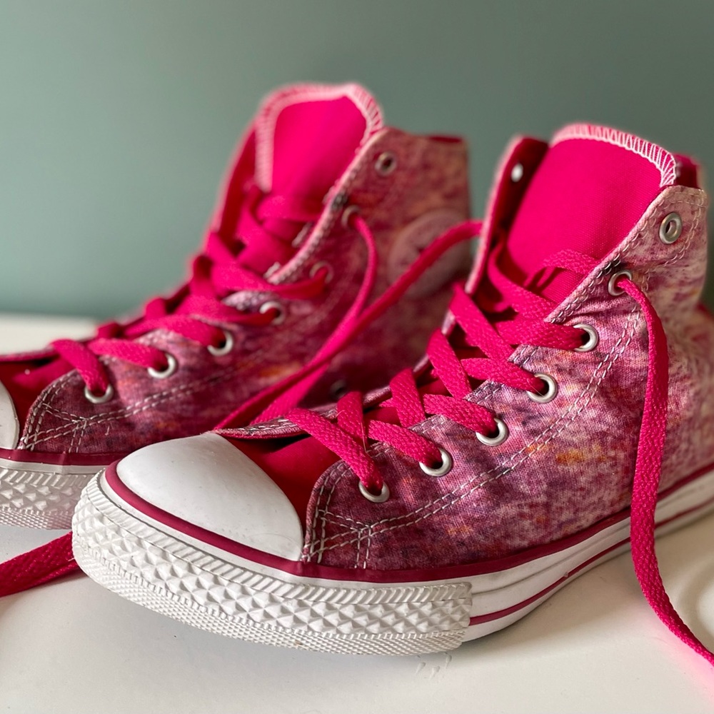 Converse // Size 6 Hightops// Pink Design